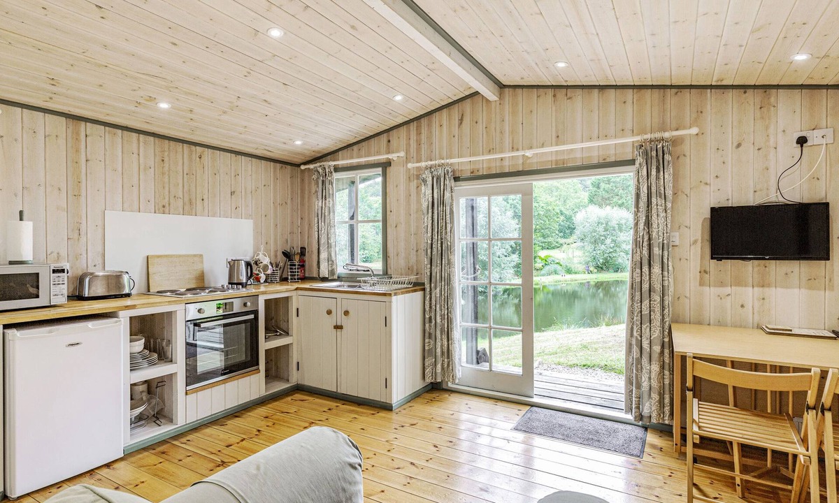Honiton Cottage | Lakeside Cabin