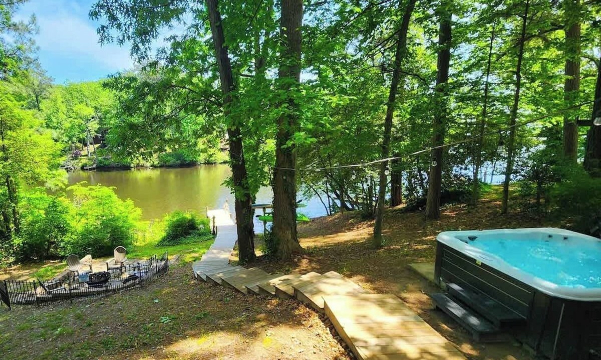 Chesapeake Ranch Estates-Drum Point Cabin | Lakeside Cabin - Hot Tub, Firepit, Kayak, Arcade