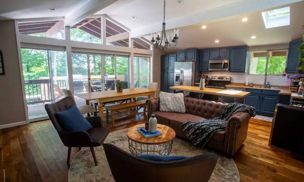 Pocono Lake Cabin | Lakeside Cabin w/Hot Tub & Resort Features!