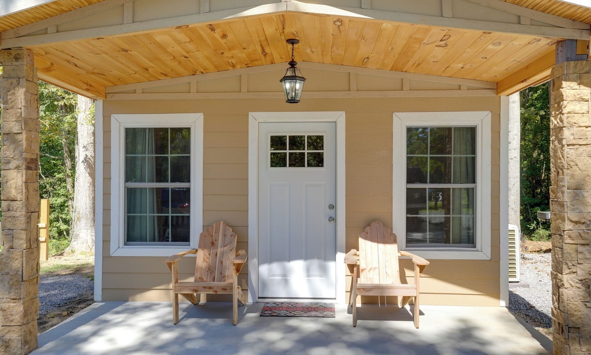 Trenton Cottage | Lakeside Cabin w/Kayaks: Near Cloudland Canyon!