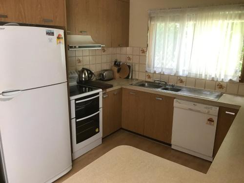 Beechworth Ski Chalet | Lakeside Chalet & Studio