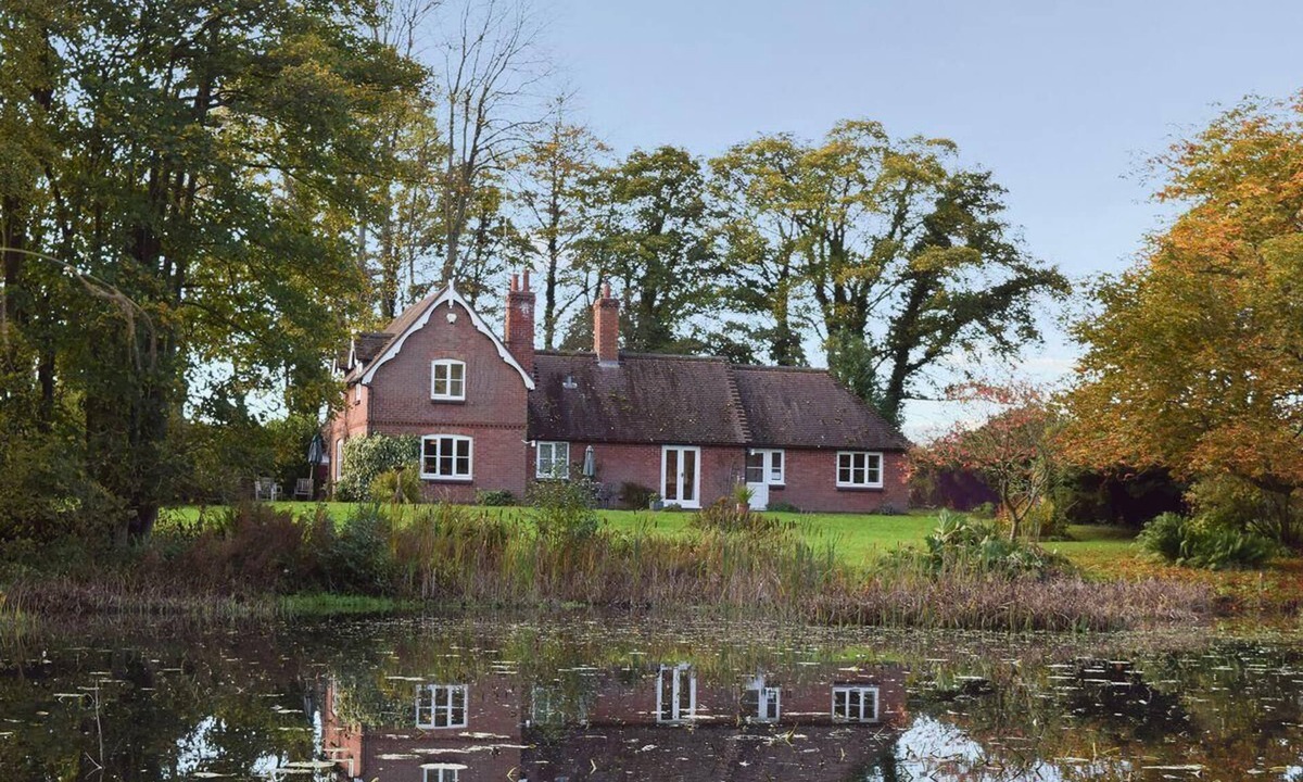 Pensax Cottage | Lakeside Country Cottage