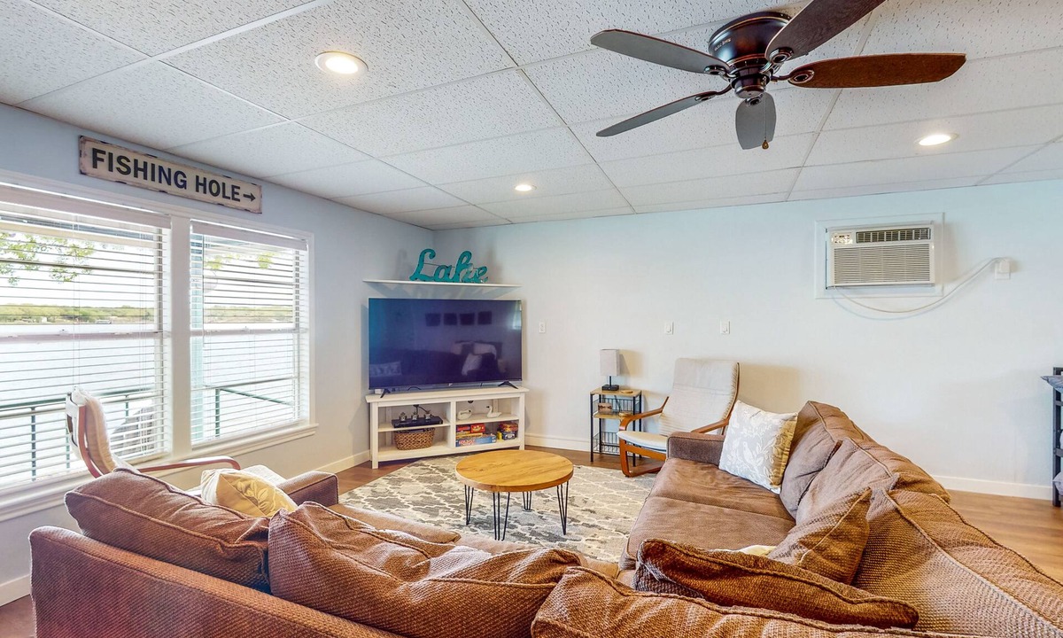 Bowie House | Lakeside dog-friendly retreat with covered patio