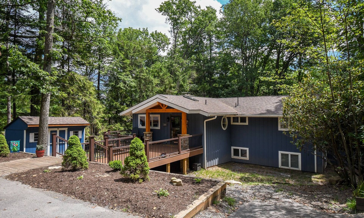 McHenry House | Lakeside Dreamin' | Great Location, Private Dock