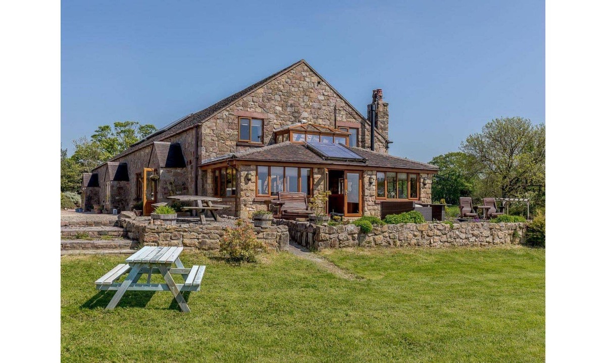 Endon Cottage | Lakeside Escape