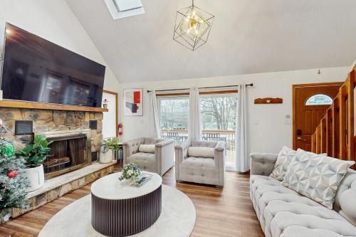 Briar Crest Woods House | Lakeside Escape