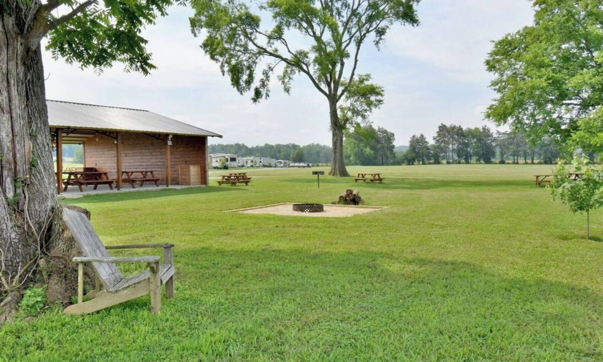 Decatur Apartment | Lakeside Fire Pit Grill Games Picnic Space