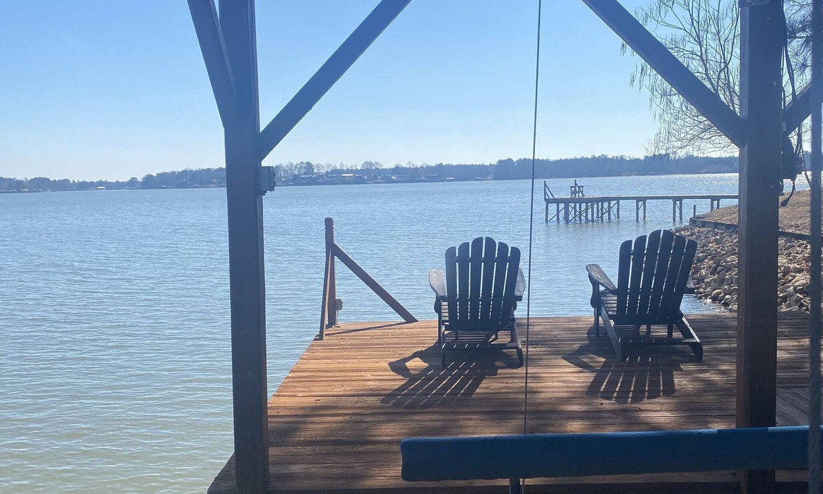 Leesburg House | Lakeside fishing cabin with boat lift for your boat! Year round water.
