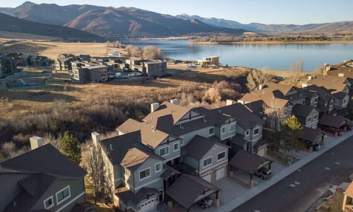 Ogden House | Lakeside Funscape LS33 | Ski & Snowboard | Hot Tub