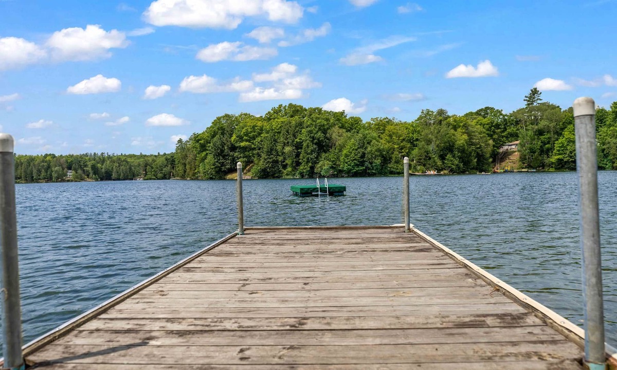 L'Amable House | Lakeside Gem: Large 5 Bed 3 Bath Haven in Bancroft!