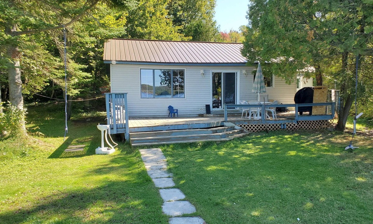 Goulais River Cottage | Lakeside Getaway - Close to Sault Ste Marie. Pet-Friendly!