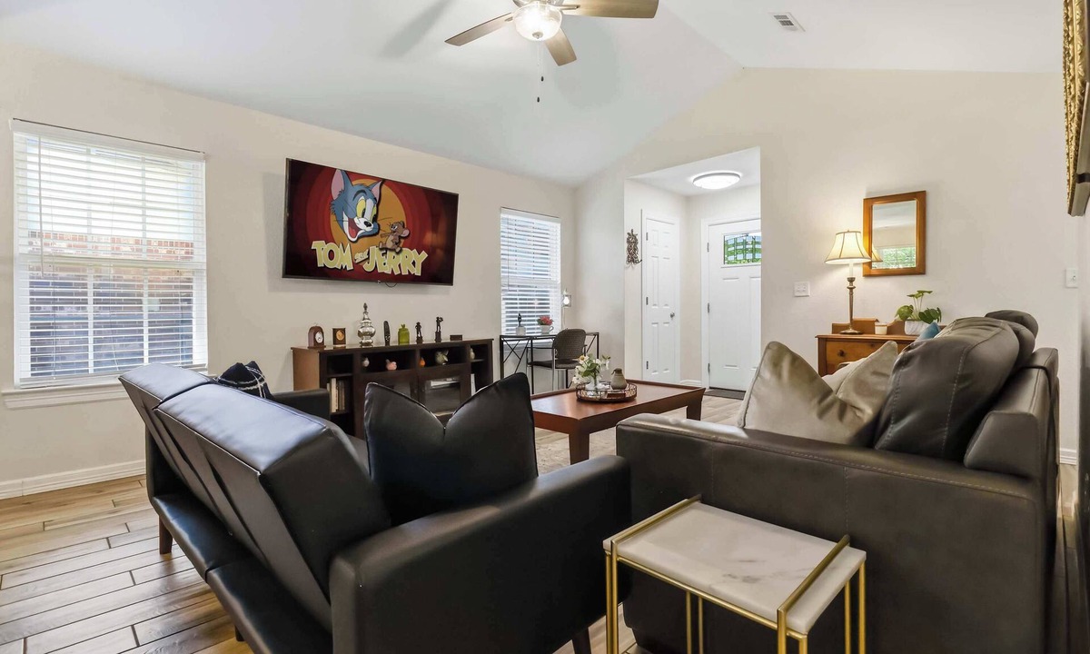 Springdale House | Lakeside Getaway - Next to Beaver Lake