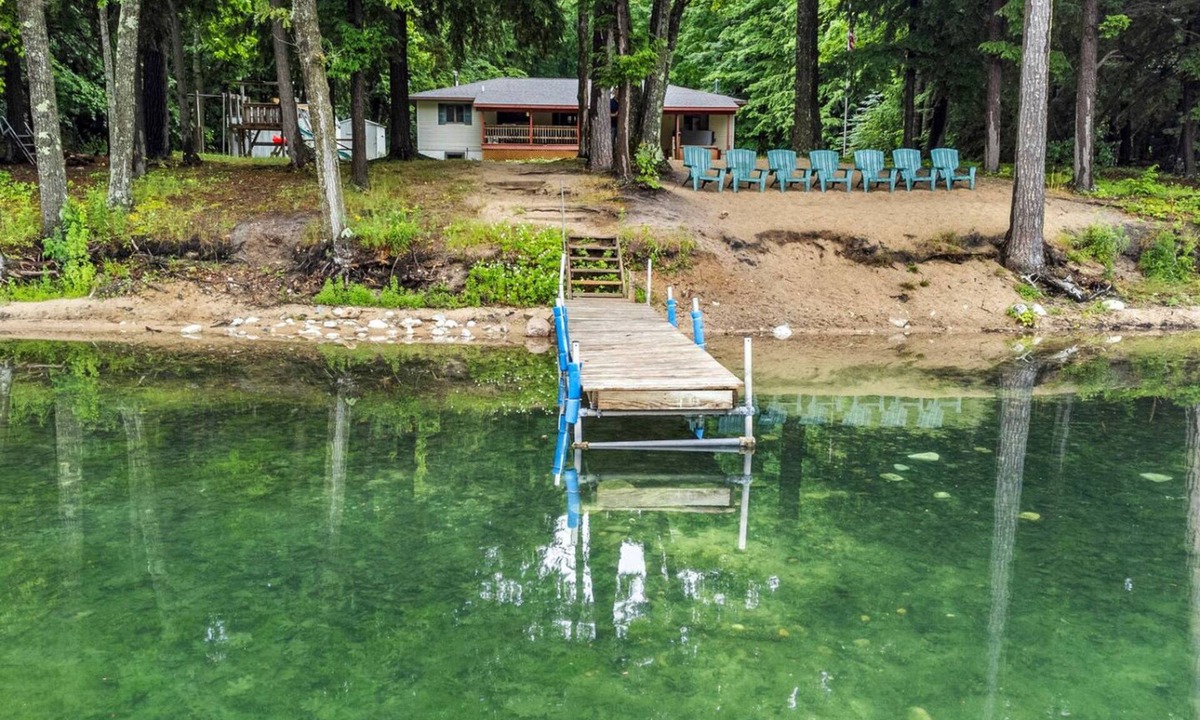 Gaylord House | Lakeside Getaway pet Friendly