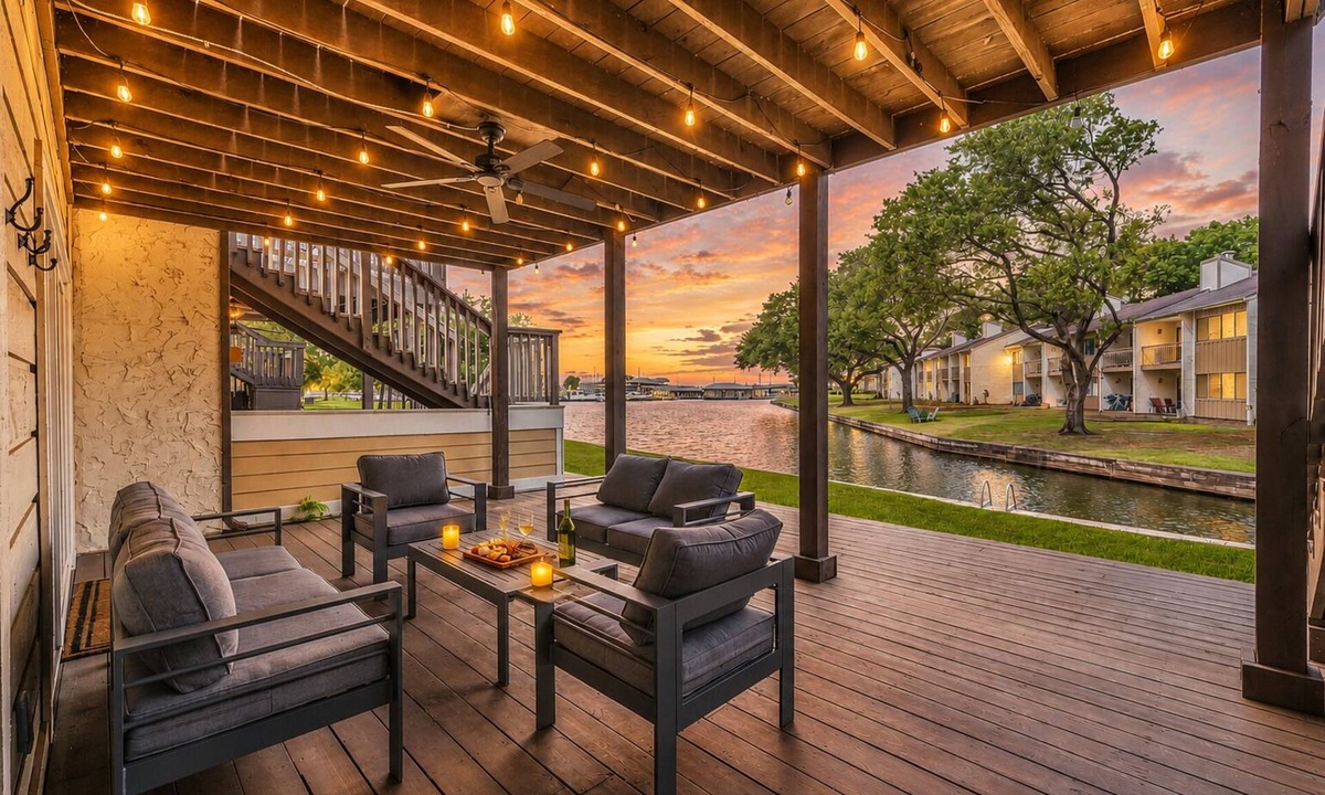 Walden on Lake Conroe House | Lakeside Getaway *Quiet Canal* 2 Story Deck - 4 Bdrm Townhouse by EverSan Cooper Getaways