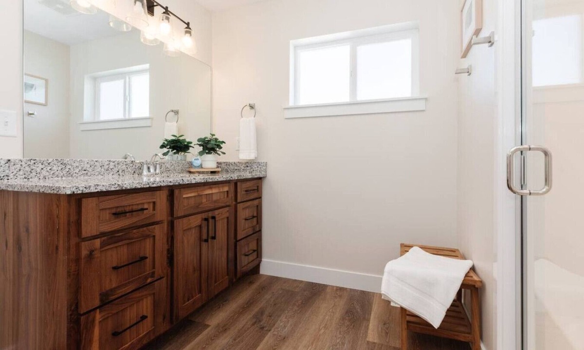 Garden City Villa | Lakeside Getaway - Sleeps 16
