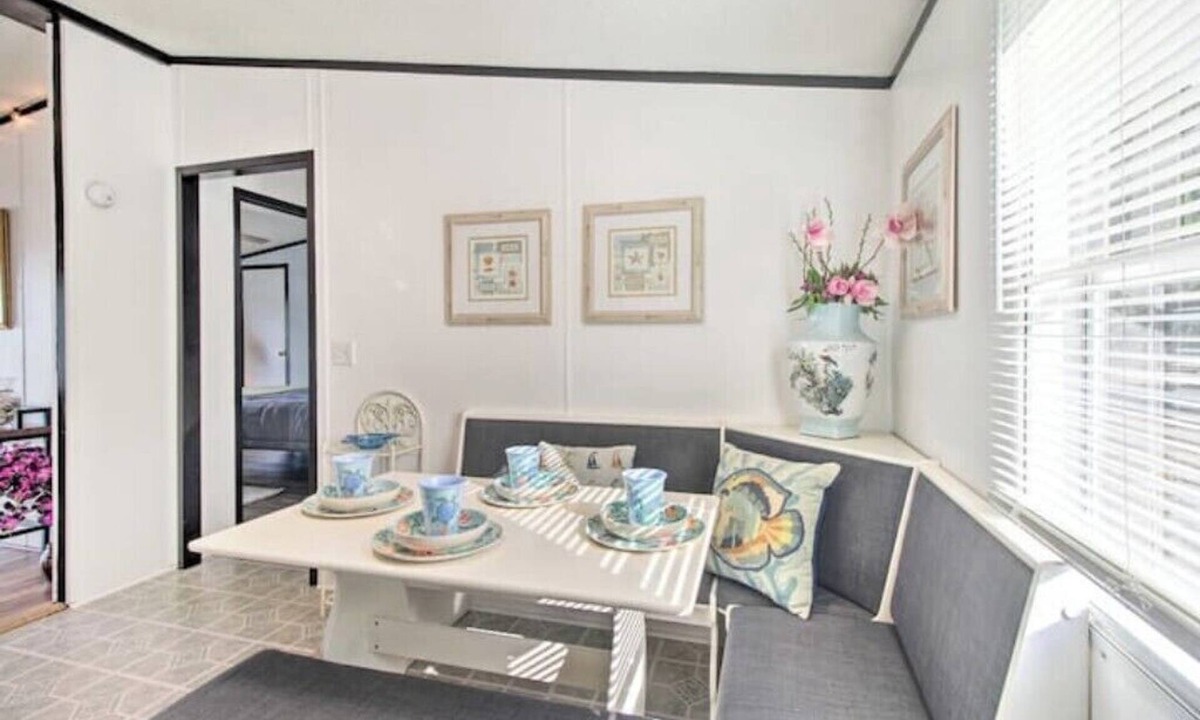 Midway House | Lakeside getaway!