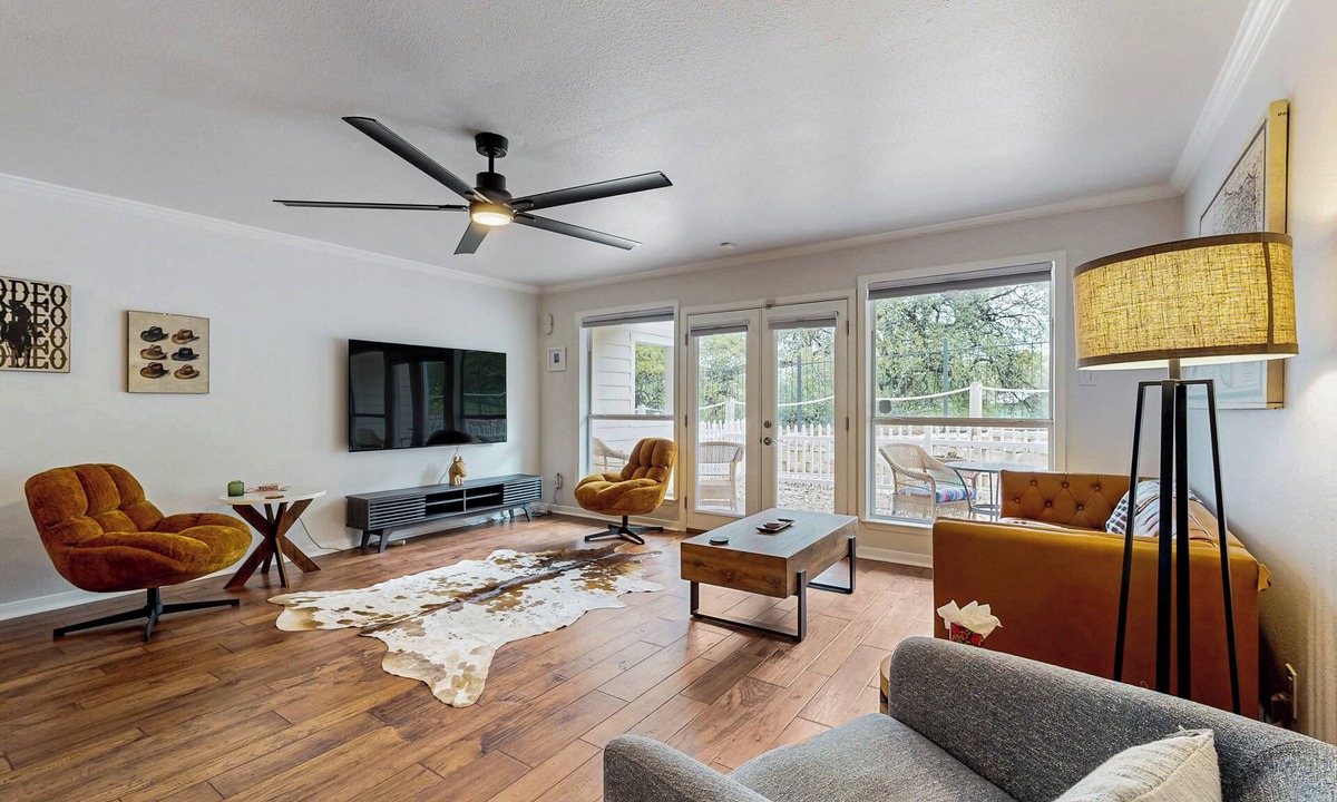 Riverside Condo | ‘Lakeside Getaway’ w/Patio on Lady Bird Lake