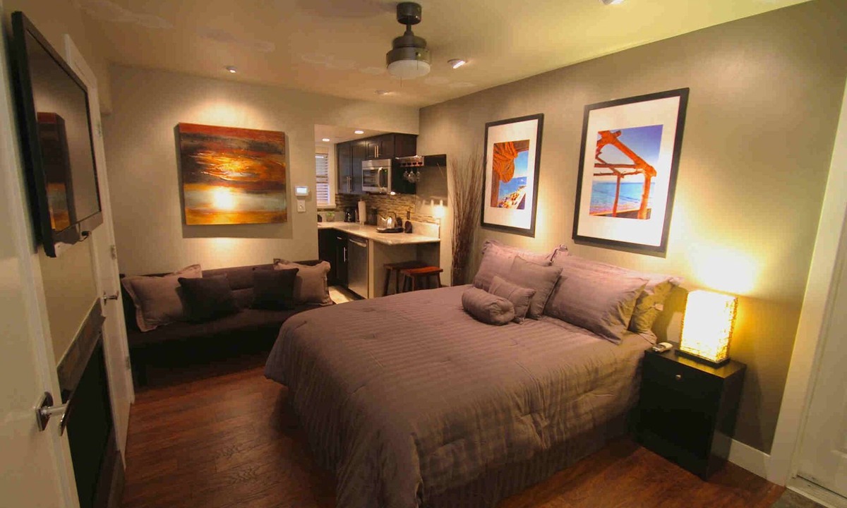 Lakeside Park Apartment | Lakeside Gondola Lodge studio for 2 guests