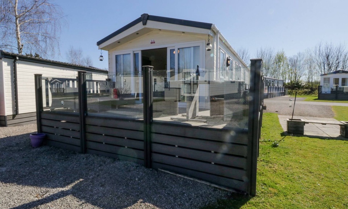 Tewitfield Cottage | LAKESIDE HAVEN, pet friendly, with a garden in Carnforth