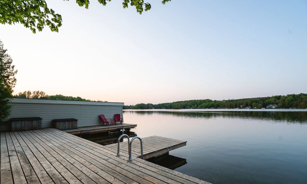 Brockton Cottage | Lakeside Haven With Firepit & Bbq: Waterfront Cottage for Unforgettable Retreat
