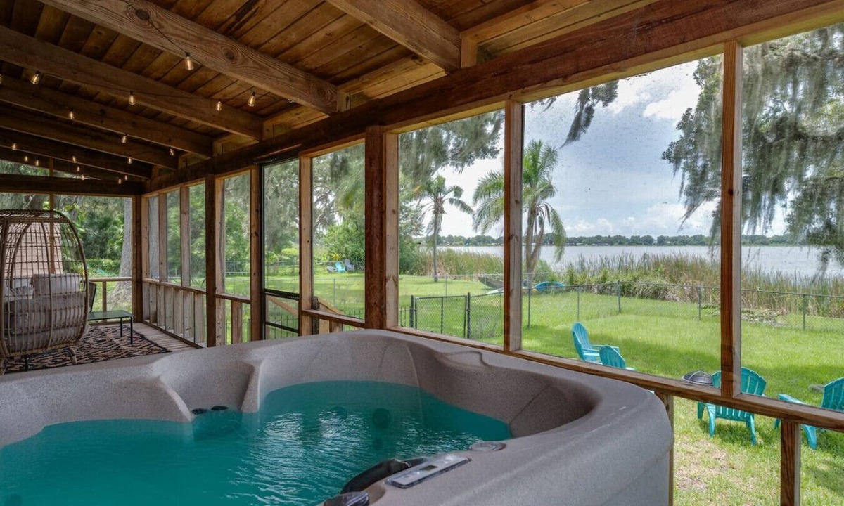 Auburndale House | Lakeside Haven with Jacuzzi and Games