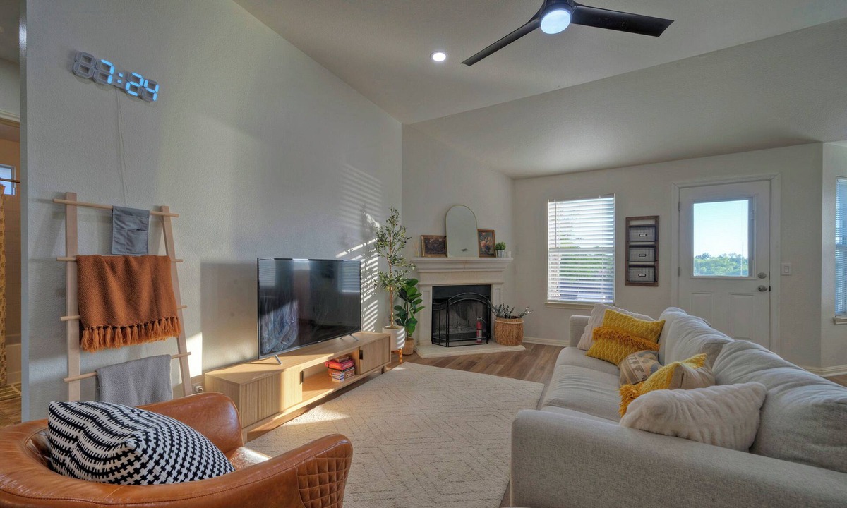 Round Rock House | Lakeside heaven Hutto- Lake access 3bedroom near 130