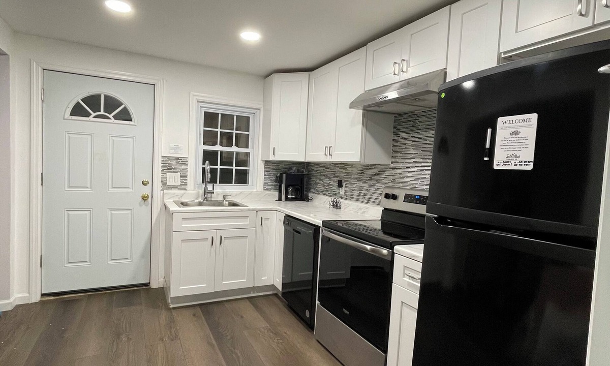 Ronkonkoma House | Lakeside Hideaway