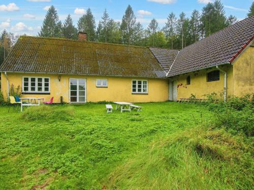 Thorsoe House | Lakeside Holiday Home with Forest