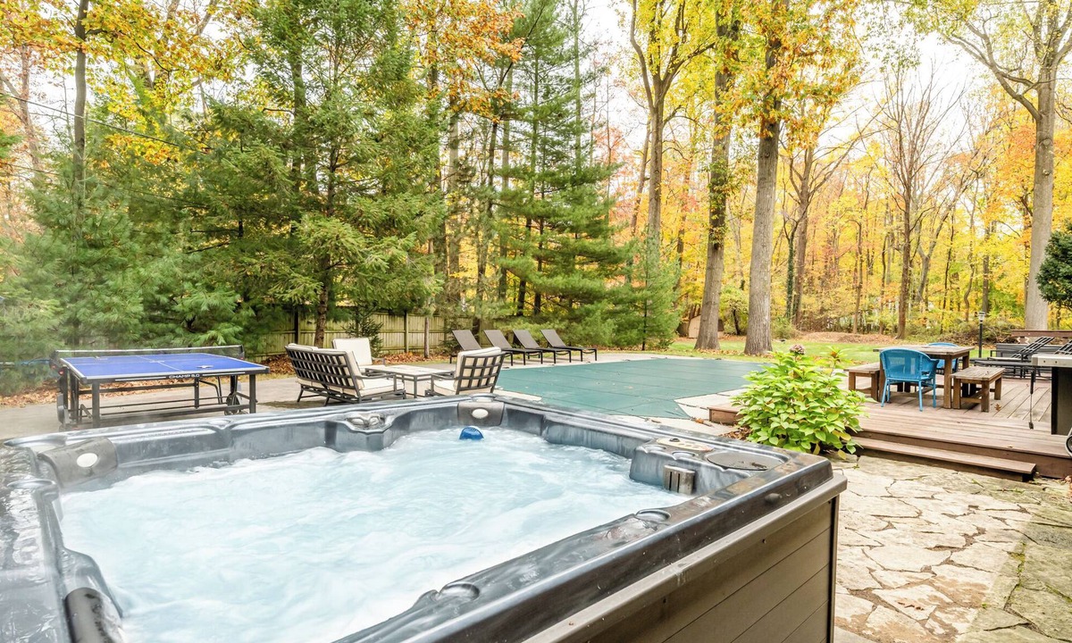 Harbert House | Lakeside Home With Pool & Hot Tub! Close To Beach!