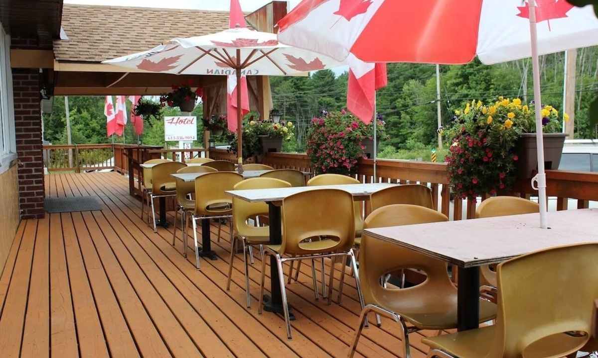 Cloyne Hotel | Lakeside Inn