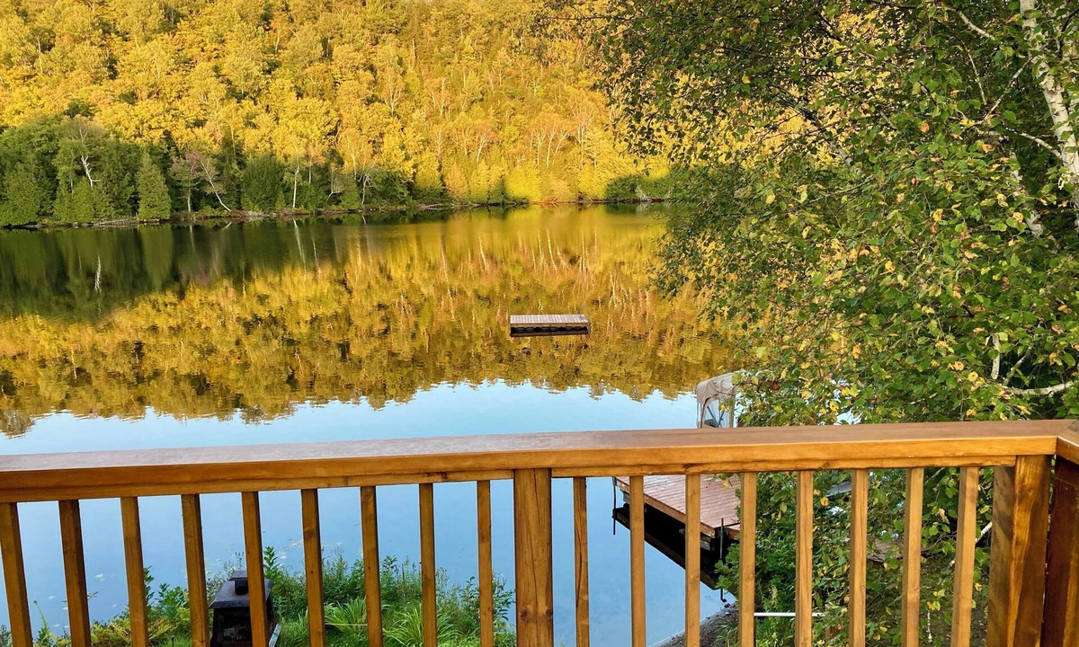 Pine Hill Ski Chalet | Lakeside Laurentian retreat