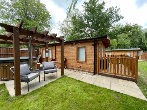 North Wheatley Cabin | Lakeside Lodge 1, with Log burning Hot Tub