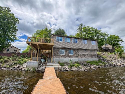 Hammond House | Lakeside Lodge- Newly Renovated Cabin on Black Lake