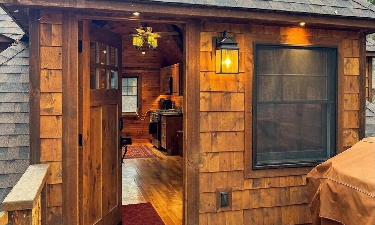Inlet Cottage | Lakeside Lodge - The Carriage House on 7th Lake
