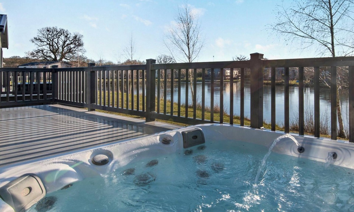 Woodhall Spa Cabin | Lakeside Lodge with hot tub