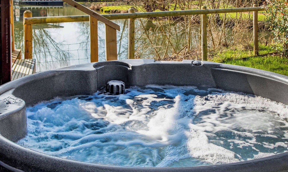 Dilton Marsh Ski Chalet | Lakeside Lodges (Pet)