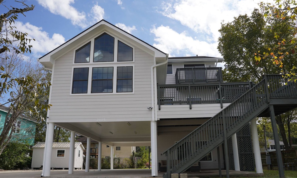 Clear Lake Shores Villa | Lakeside Luxury: Recently Renovated in lovely Kemah
