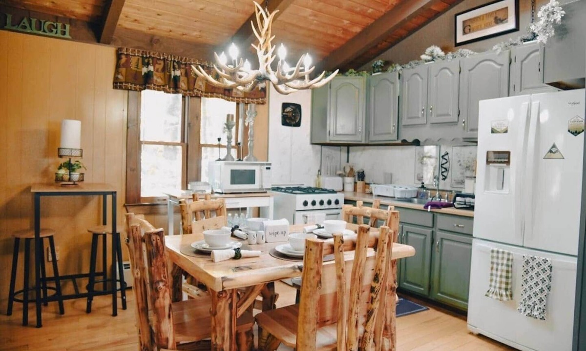 Woodsville House | Lakeside Mountain Getaway