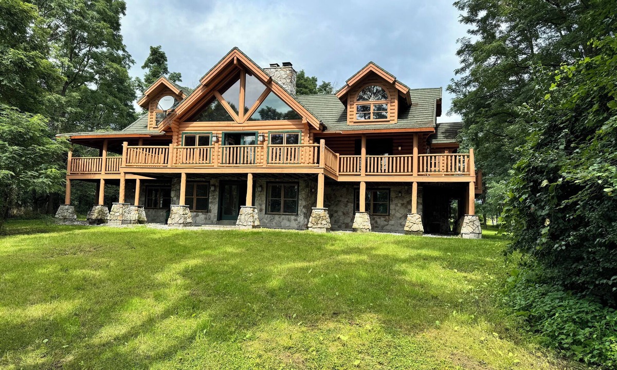 Bridport House | Lakeside- Mountain View Lodge on Lake Champlain in delightful Bridport