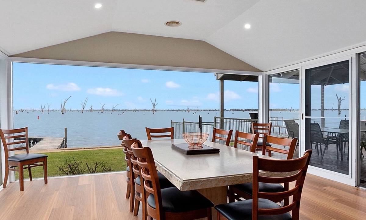 Mulwala House | Lakeside Mulwala absolute waterfront with older private jetty