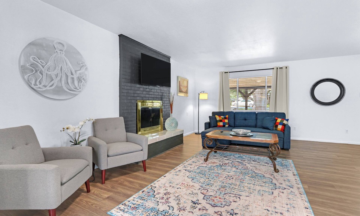 McQueeney House | Lakeside Oasis ~ Pet Friendly ~ Pool Table ~ Sleeps 7 ~ Mcqueeney Texas