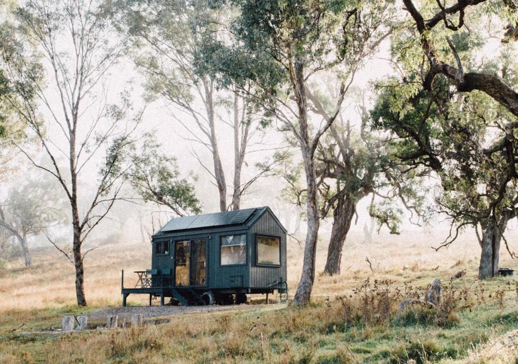 Rylstone House | Lakeside Off-Grid Cabin - Pet Friendly - Freja