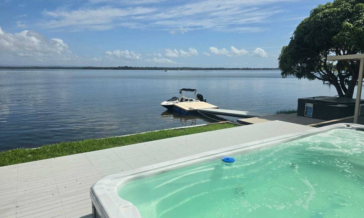 Toukley House | Lakeside Paradise - Absolute Waterfront Entire home in Toukley, Australia