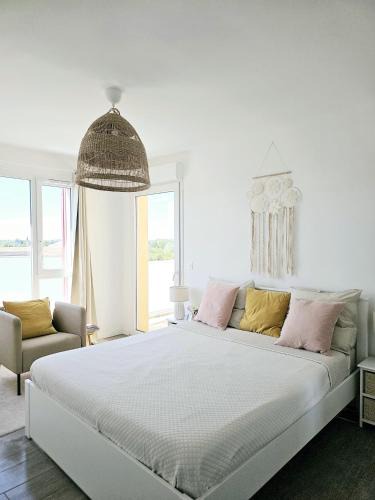 Monteux Apartment | Lakeside Provence - Appartement classé 4 étoiles, Vue sur le lac de Monteux, Parking sous-sol, double clim