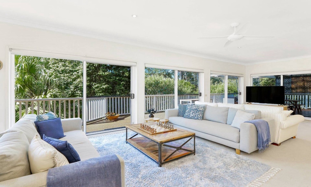 Macmasters Beach House | Lakeside Relax | Pet Friendly, WiFi | Accom Holidays