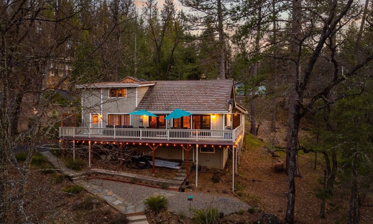 Groveland House | Lakeside+ResortStyle Yard+Sleeps 12, 40min to Yosemite