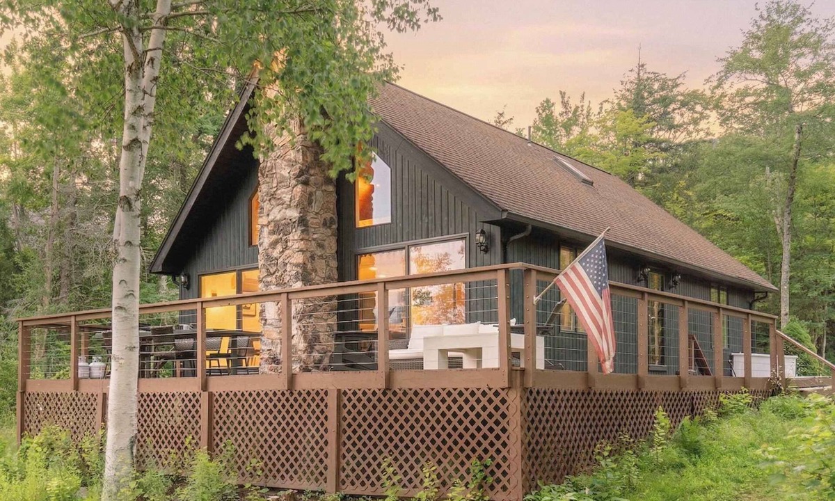 Becket House | Lakeside Retreat | Dock, Kayaks & Fire Pit