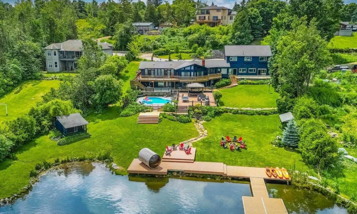 Peterborough House | Lakeside Retreat - Pool+GolfSim+HotTub+Sauna+Gym