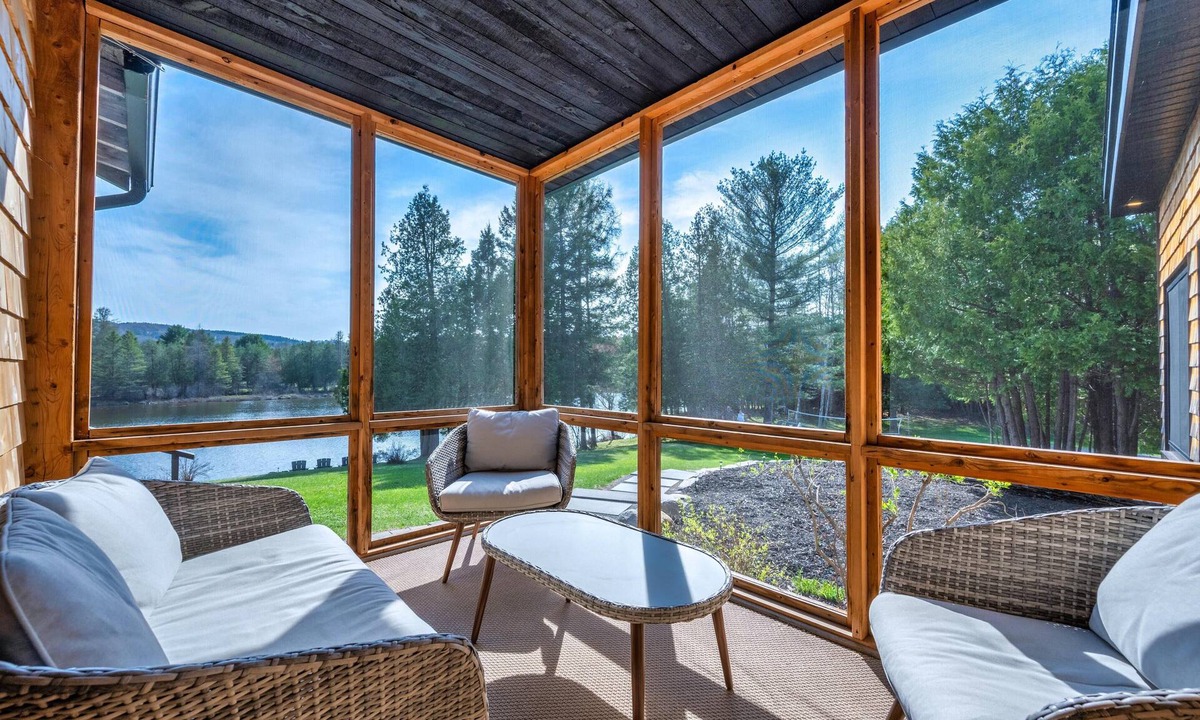 Val Morin Ski Chalet | Lakeside Retreat - PTDN km 39 - Cedar Creek House