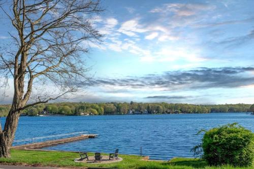 Columbia House | Lakeside Retreat